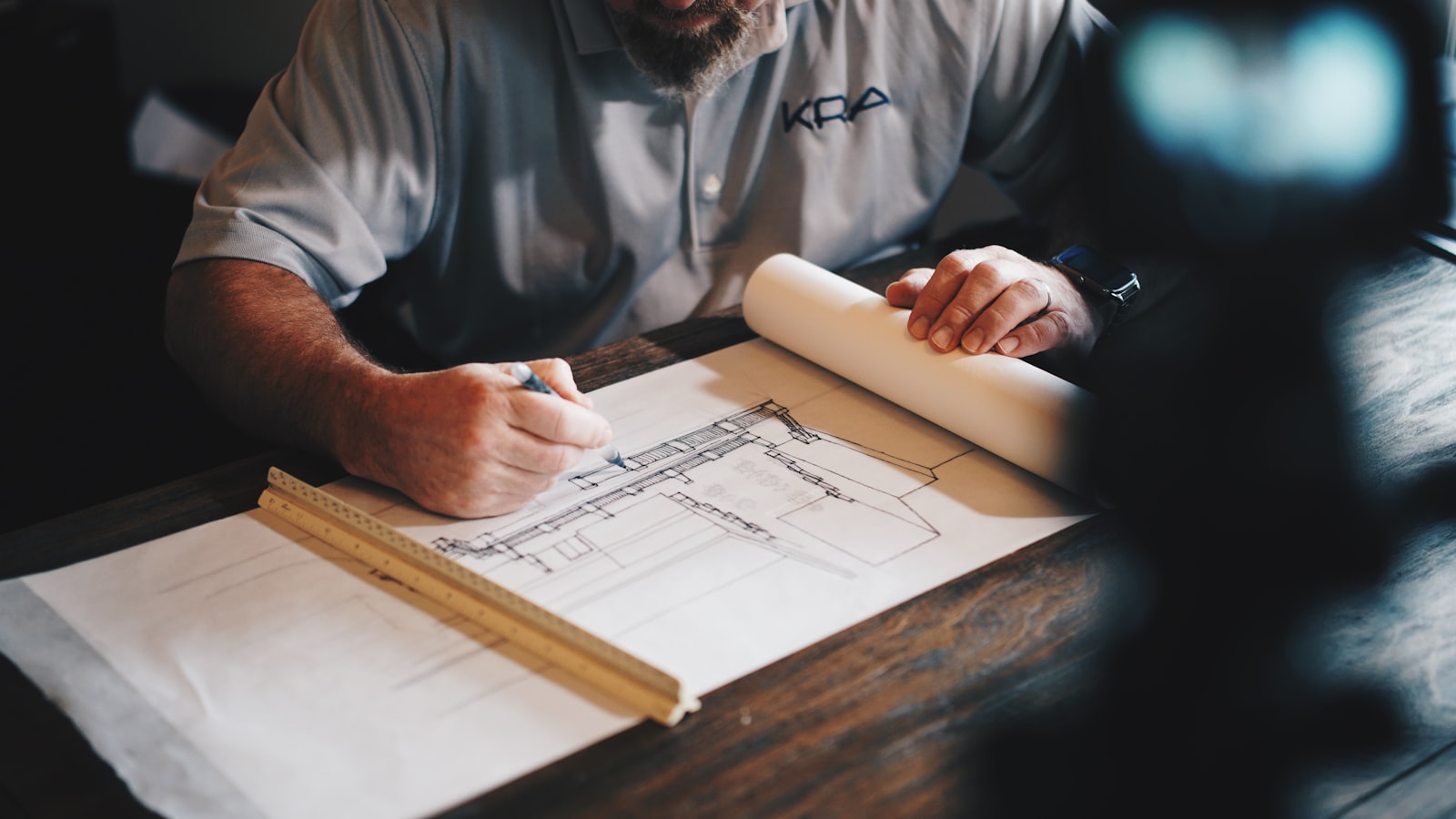 Architekturplan auf einem Tisch, bereit zur farbigen Aufbereitung